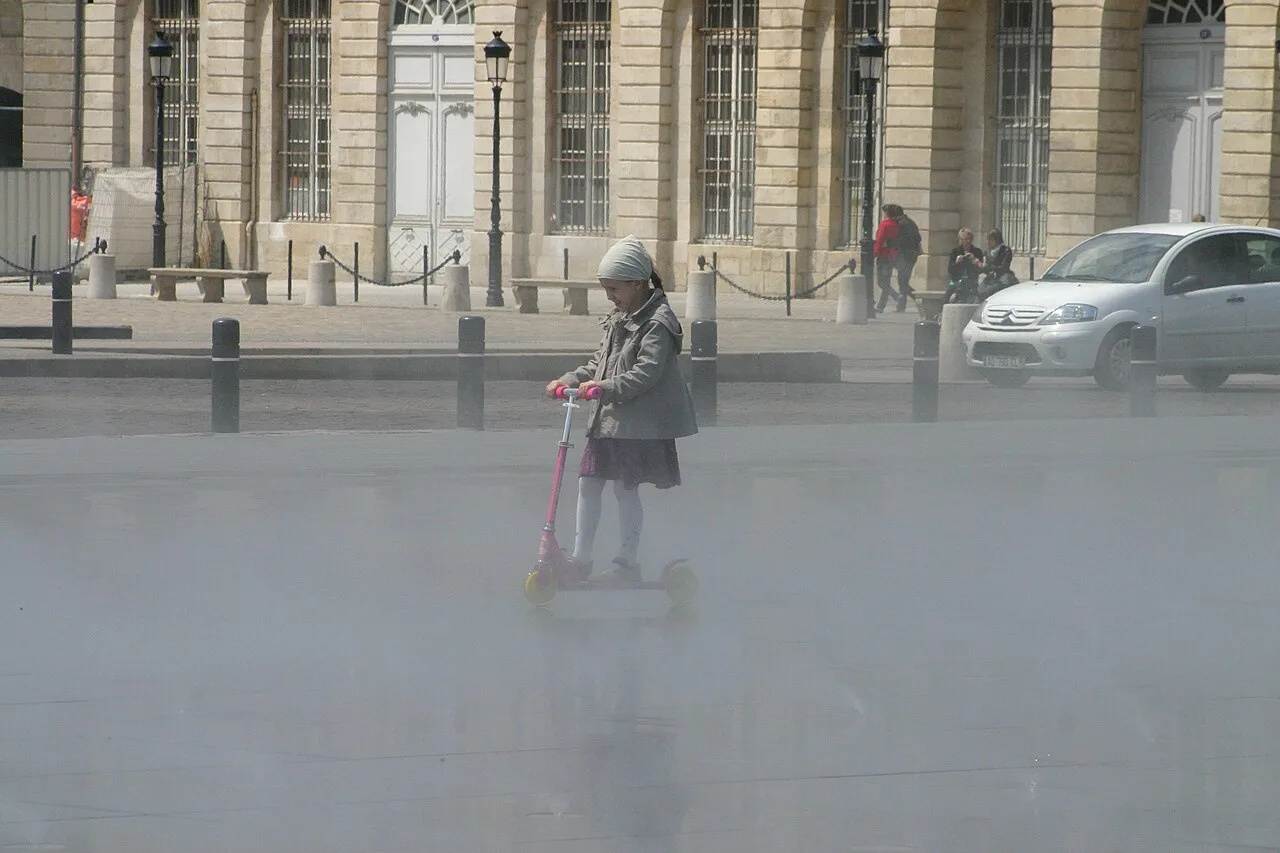 Destination view of Bordeaux. Place de la Bourse et le miroir d'eau - Bordeaux 02