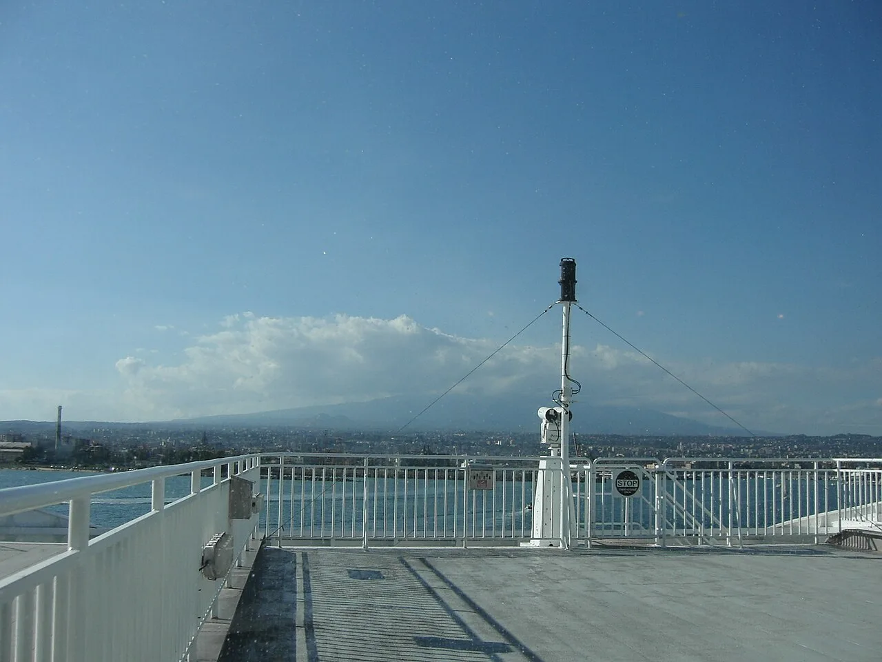 Destination view of Catania. Monte Etna e Catania - panoramio