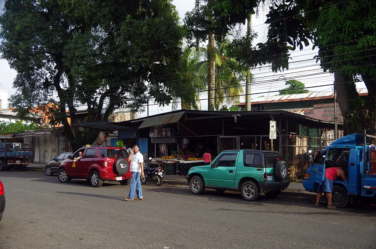 Destination view of Puerto Limón. Avenida am Markt, puerto Limón, Costa Rica