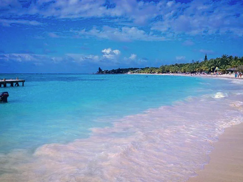 Destination view of Roatán. Westbay2106