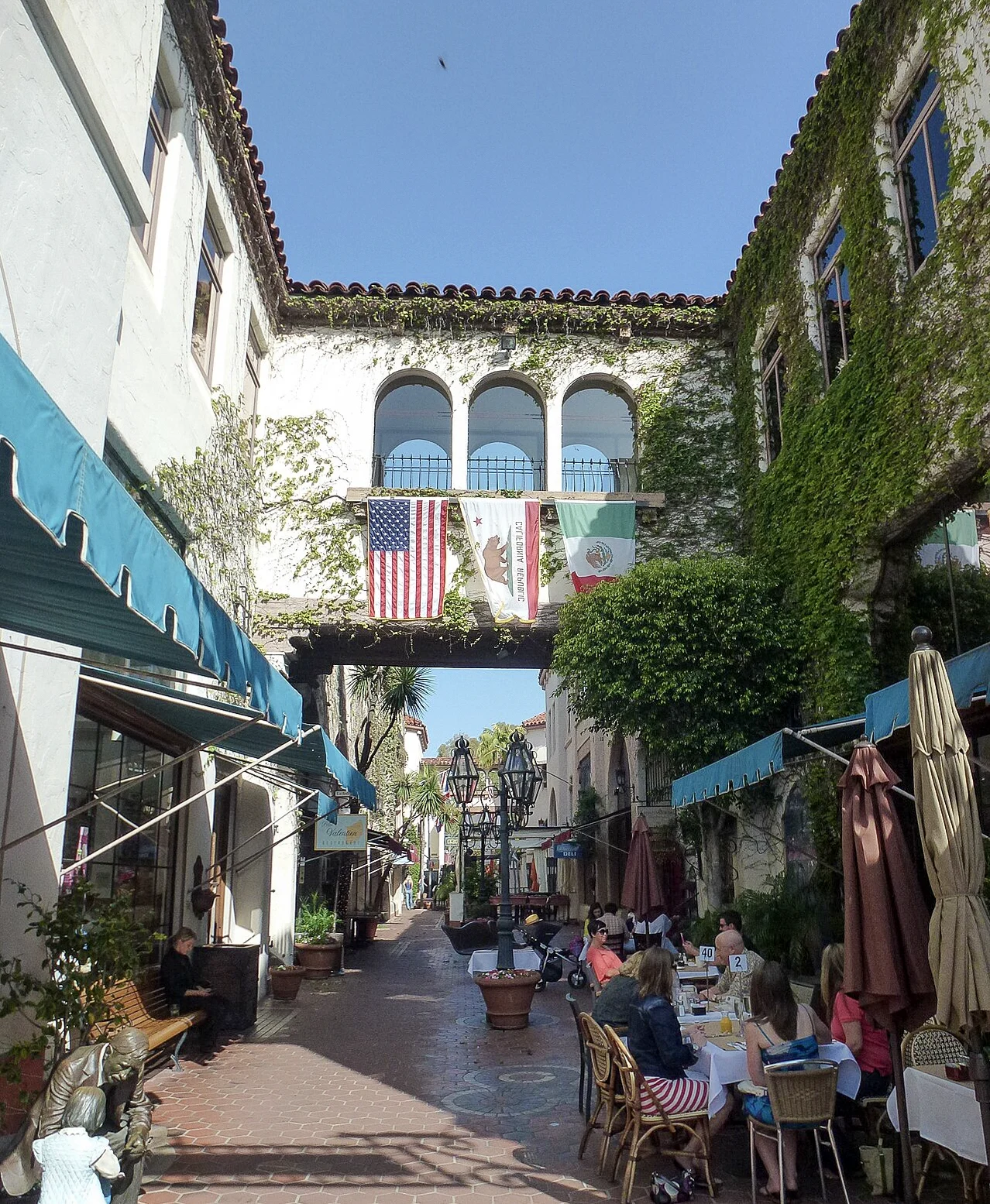 Destination view of Santa Barbara. Santa Barbara Downtown (may 2012) (2) (cropped)