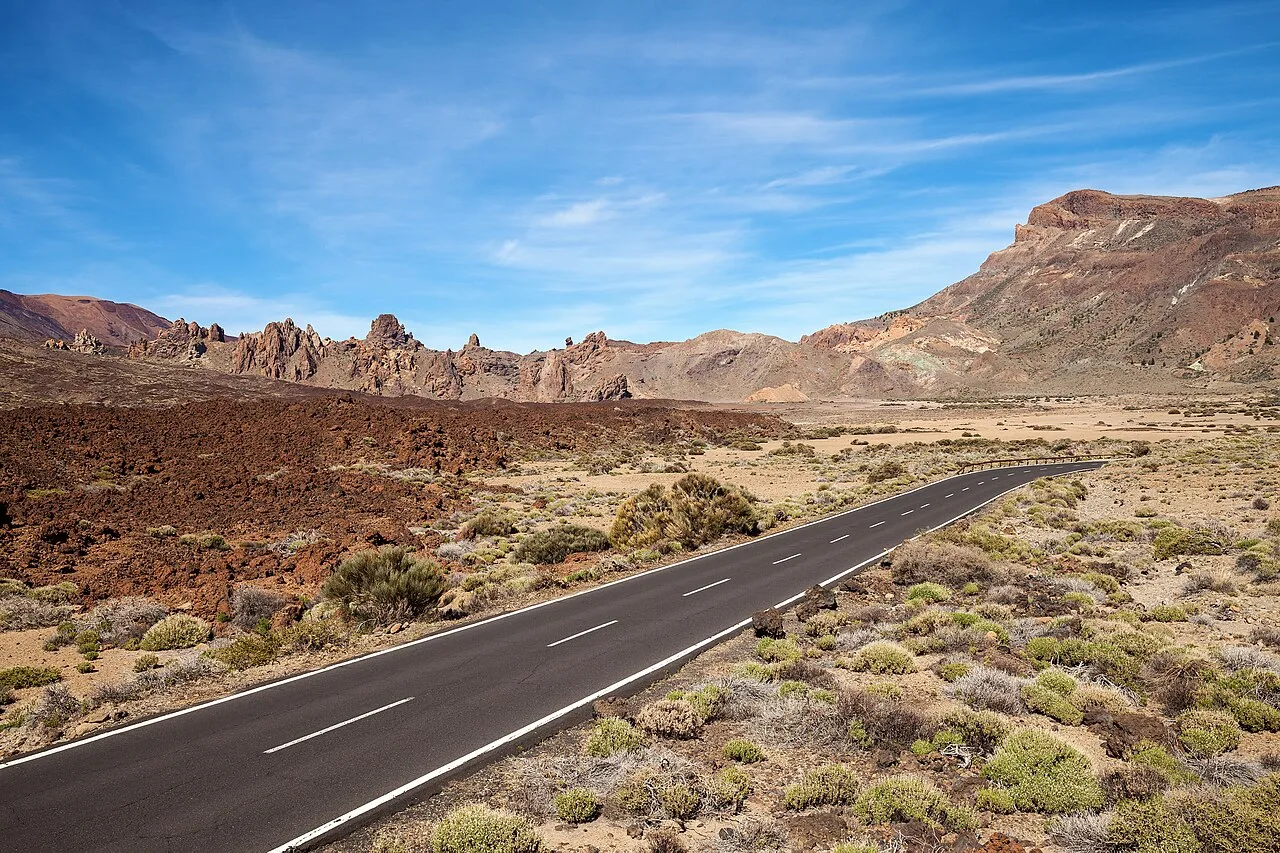 Destination view of Tenerife (Santa Cruz). Caldera Las Cañadas mit Roques de García und TF-21