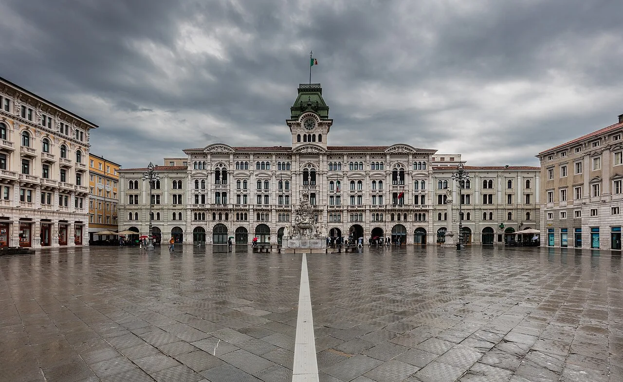 Destination view of Trieste. Ayuntamiento, Trieste, Italia, 2017-04-15, DD 10