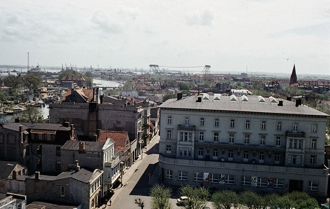Destination view of Warnemünde (Berlin). Kilátás a világítótoronyból a Seestrasse és az Alexandrinenstrasse felé, balra az Alter Strom kikötő. Fortepan 93572